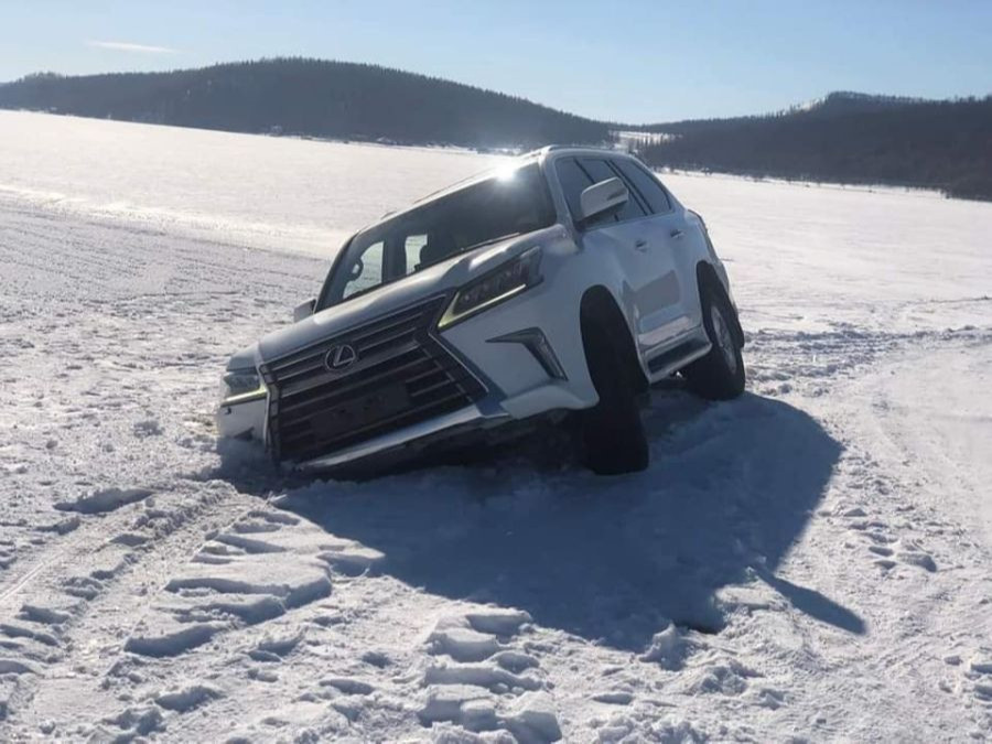 СЭРЭМЖЛҮҮЛЭГ: Хөвсгөл нууранд живсэн LEXUS-570 маркийн автомашиныг татан гаргалаа