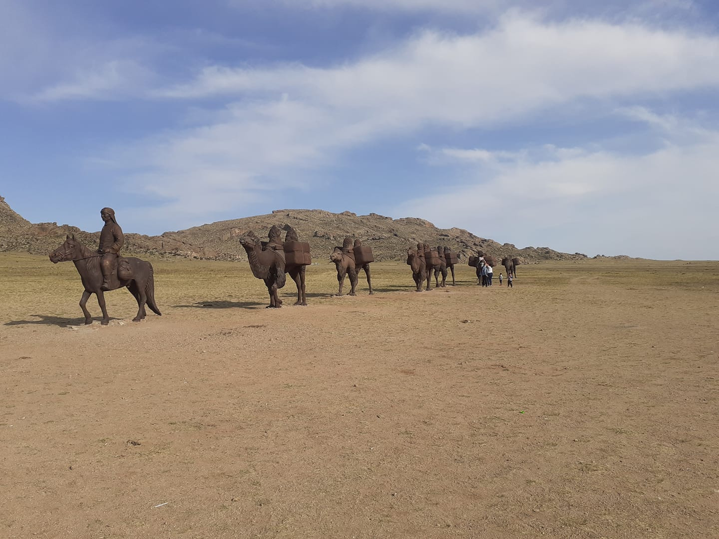 ВИДЕО: Говьсүмбэр аймгийн удирдлагууд Чойрын богд ууланд "долоон тэмээний хөшөө"-г барьжээ 