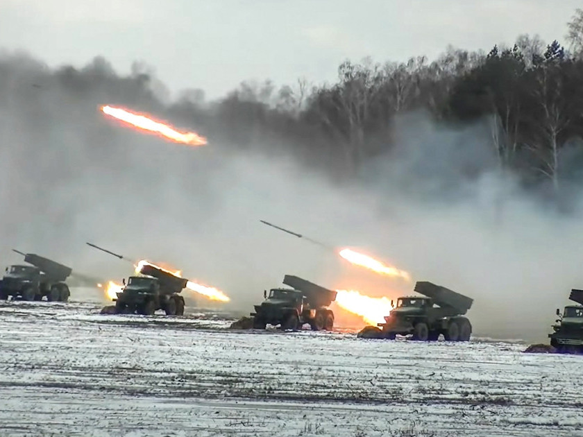 ВИДЕО: ОХУ Украины хилийн орчимд баллистик пуужин, танк зэргийг төвлөрүүлж буй бичлэгүүдийг цацав