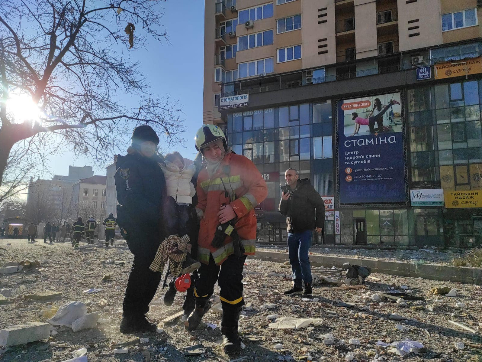 ФОТО: Пуужингийн цохилтод өртсөн байшингаас оршин суугчдыг нүүлгэж буй зургийг нийтэлжээ