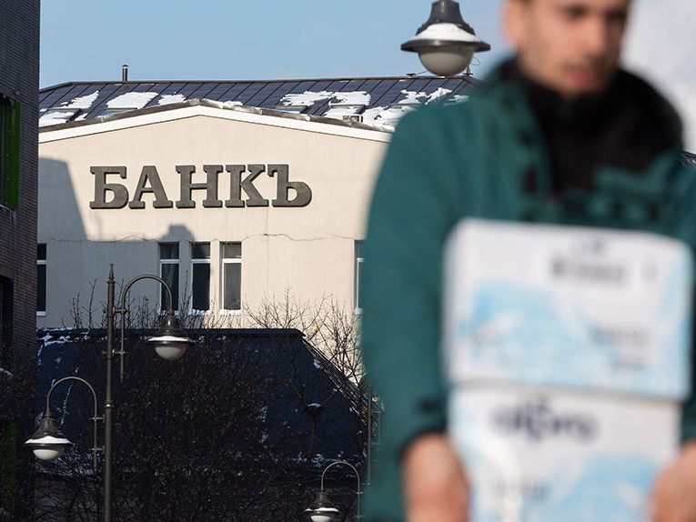 Хоригийн улмаас ОХУ-ын зарим банкны үйлчлүүлэгчид гадаадад төлбөр тооцоо хийх боломжгүй болов