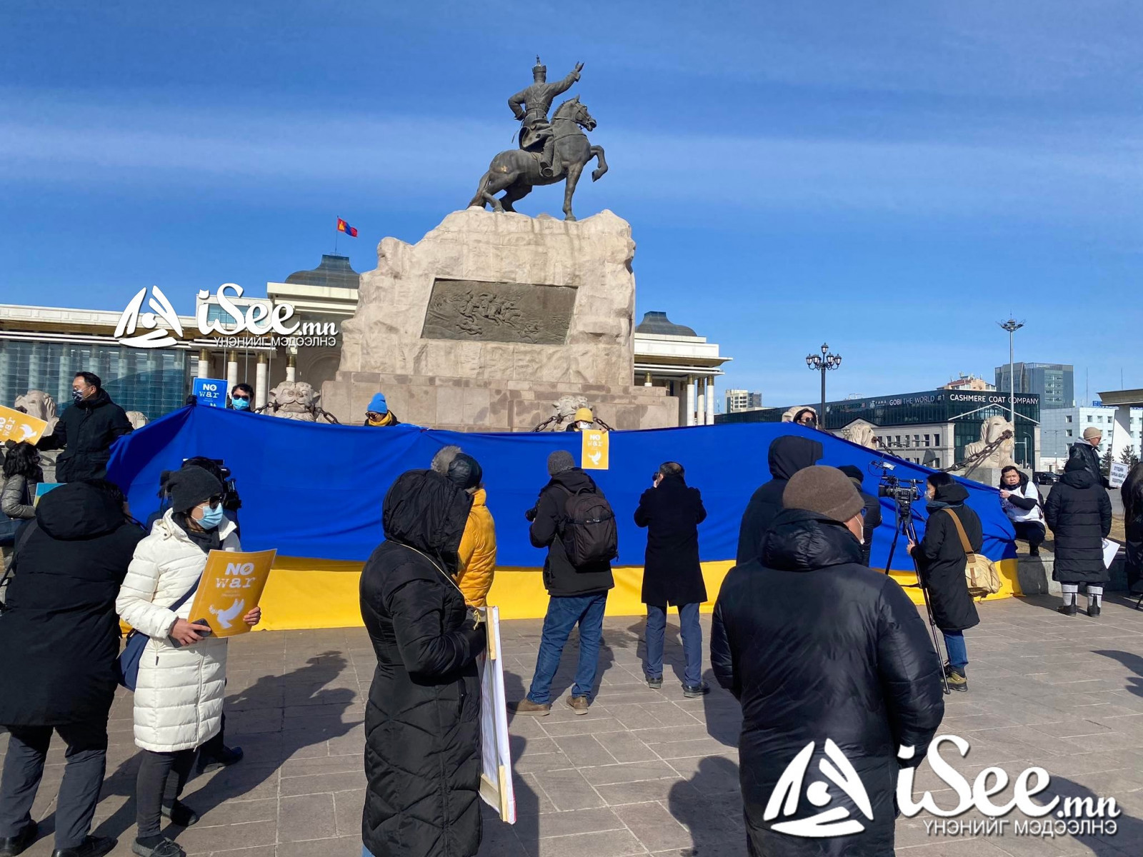 LIVE: Сүхбаатарын талбайд болж байгаа “Дайныг дэмжихгүй” жагсаалд Украины иргэн ирж нэгджээ