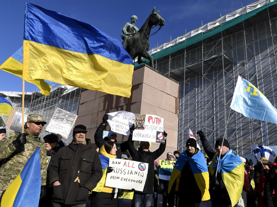 Москва дахь элчин сайдын яамны байрнаас Украины далбааг буулгасан гэжээ