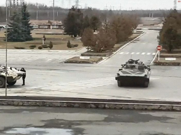 Оросын армийг "Цөмийн станц руу нэвтрүүлэхгүй" гэж оршин суугчид замыг нь хаажээ