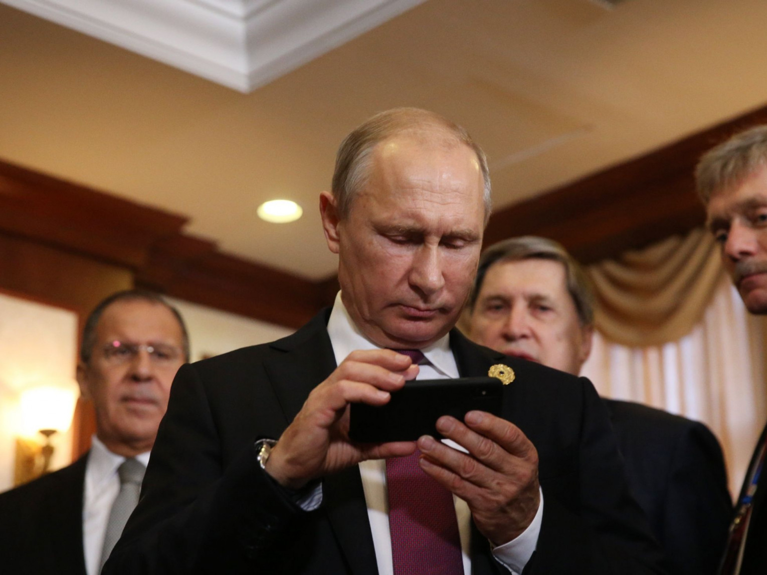 “Фейсбүүк” орчинд В.Путин болон Оросын армийн эсрэг хориотой үгс хэрэглэхийг зөвшөөрчээ