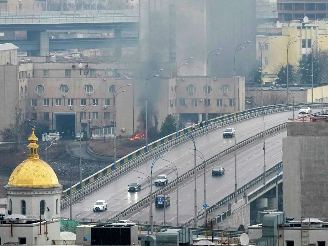 ШУУРХАЙ: Оросын арми Украины нийслэл рүү ойртож, Киевийн ойролцоо дэлбэрэлтүүд сонсогдож эхэлжээ