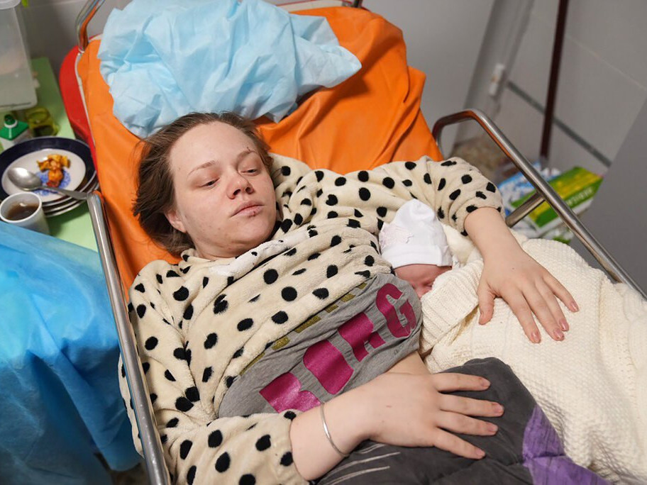 ФОТО: Мариуполийн эмнэлгийн халдлагад өртсөн жирэмсэн эмэгтэй амаржсан гэж мэдээлжээ