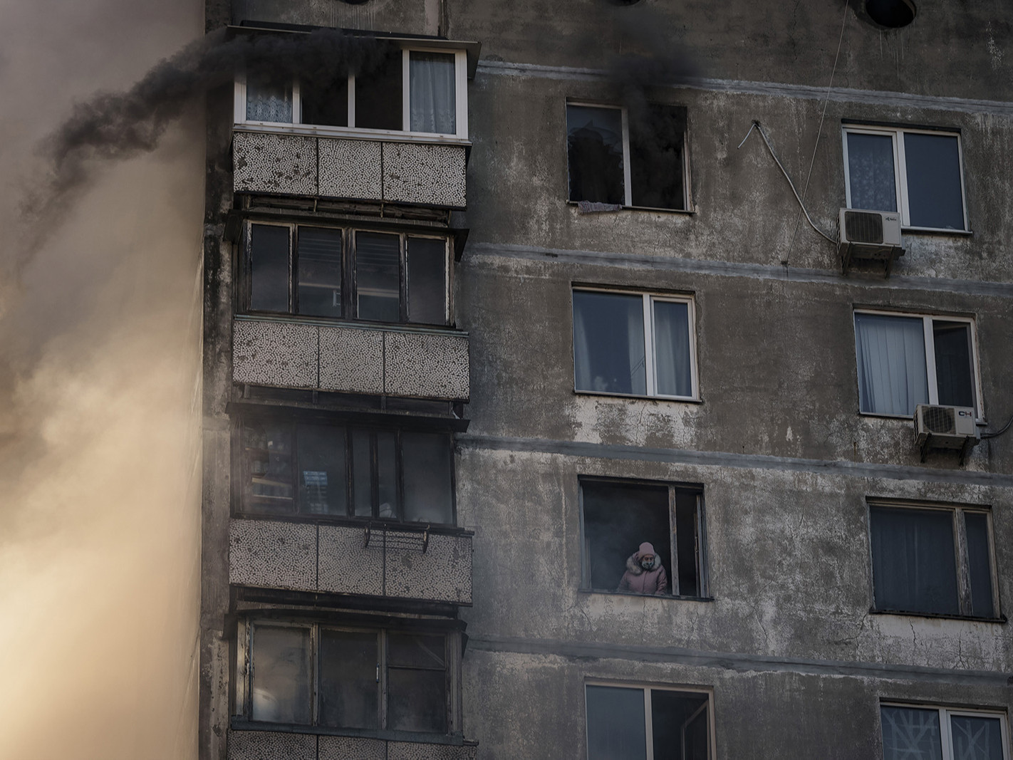 ФОТО: Киевийн орон сууцны хорооллыг Оросууд буудсаны улмаас хоёр хүн амиа алдсан гэж мэдэгджээ