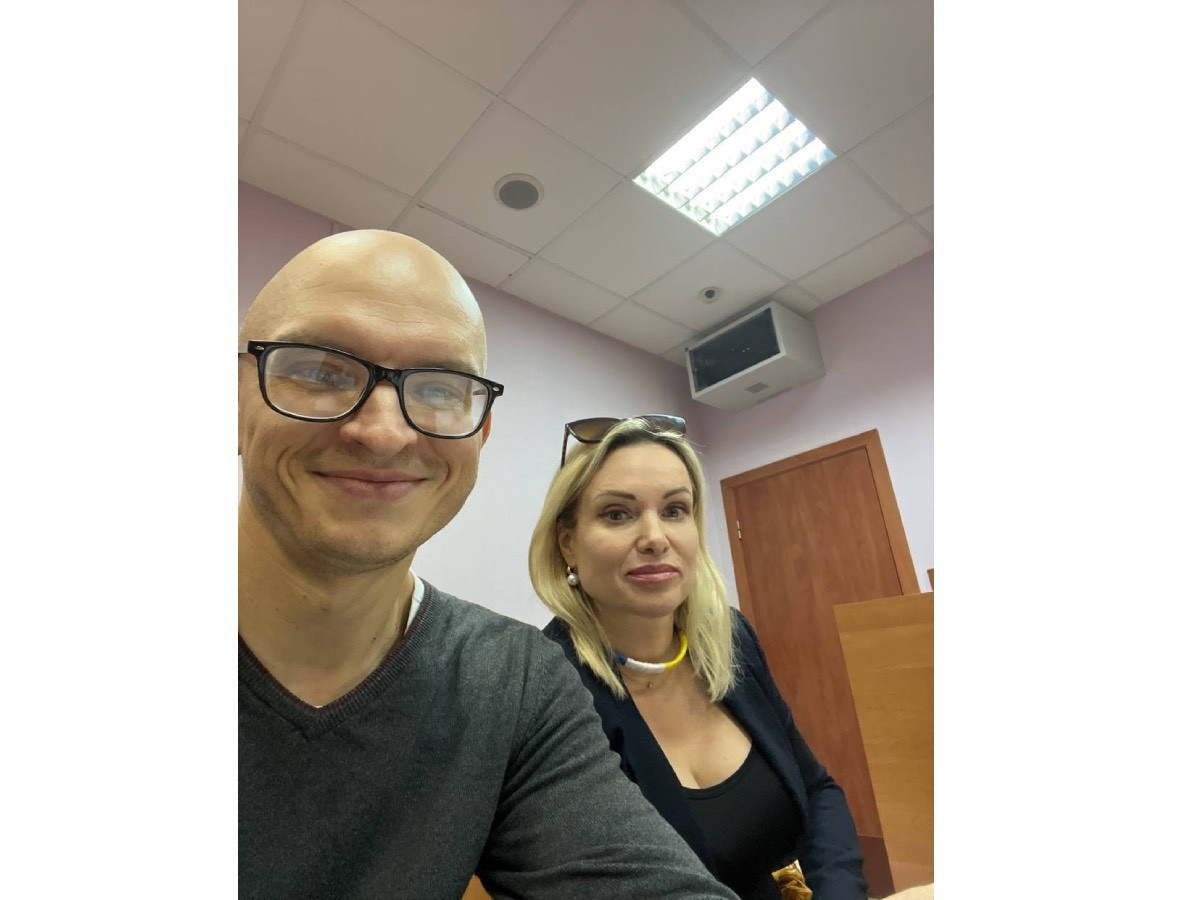 Шууд нэвтрүүлгийн үеэр дайны эсрэг “лоозон барьсан” сэтгүүлч Москвагийн шүүхэд байна гэж өмгөөлөгч нь мэдэгджээ