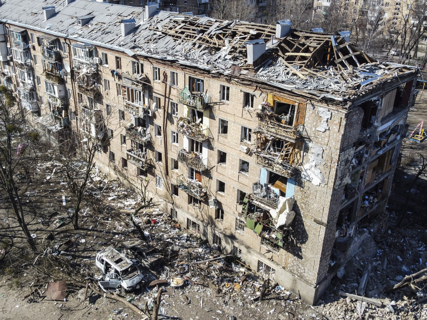 ФОТО: Киев хотыг буудсаны улмаас олон барилга сүйрчээ