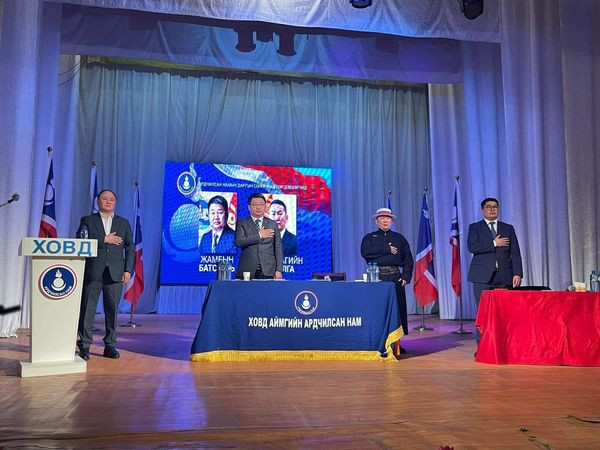 Ардчилсан намын даргын сонгуульд нэр дэвшигч Ж.Батсуурь, Х.Баттулга нар Ховд аймагт уулзалт хийж байна