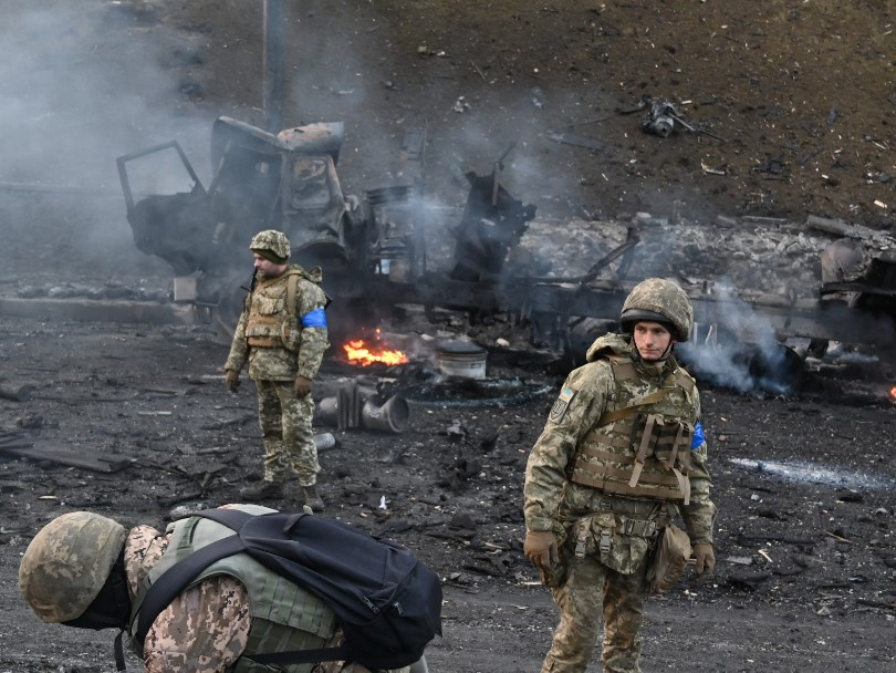 Орос Украины талууд мөргөлдөөн эхэлснээс хойш анх удаа олзны хүмүүсээ харилцан солилцсон гэв