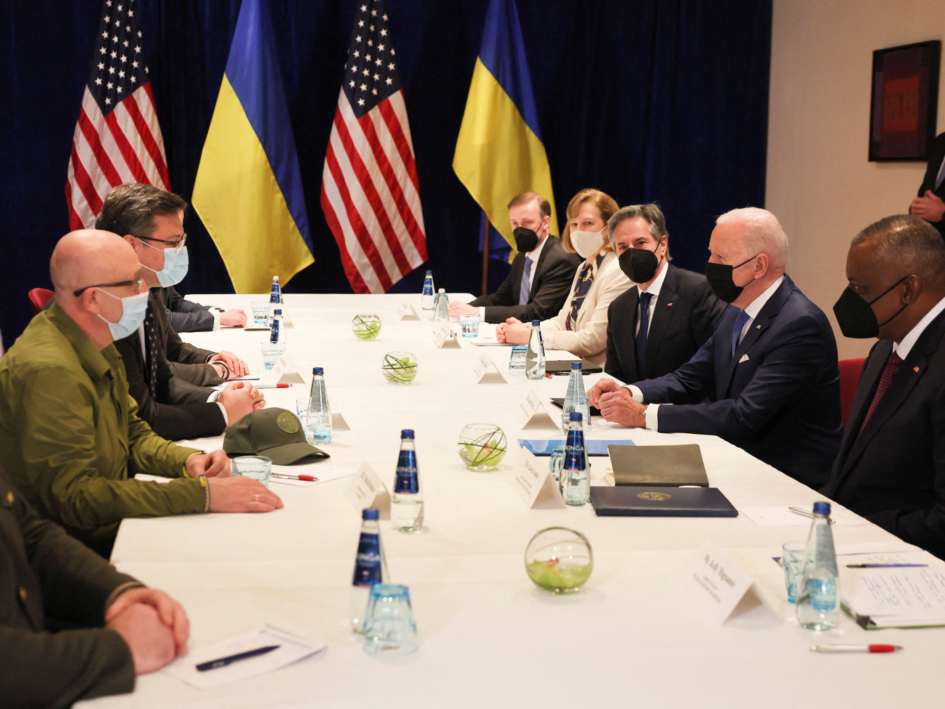 АНУ-ын Ерөнхийлөгч Жо Байден Варшав хотод Украины өндөр албан тушаалтнуудтай уулзаж байна