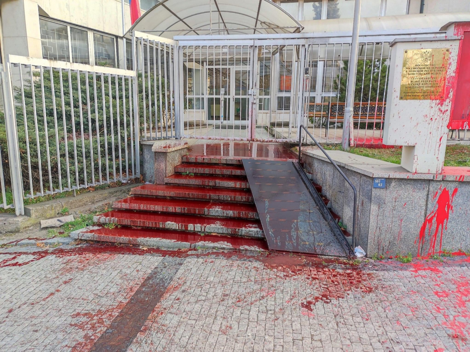 Чехийн жагсагчид Оросын элчингийн гадна дайнд амь үрэгдэгсдийн цусыг бэлгэдэж улаан будаг асгажээ