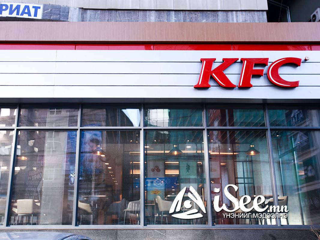 "KFC" түргэн хоолны газрын ажилтан өөрийг нь шооллоо хэмээн өсвөр насны хүүхдүүдийг зодож танхайрсан хэрэг гарчээ 