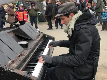 Италийн хөгжимчин Украины дүрвэгсдэд төгөлдөр хуур тоглож өгөхөөр 8000 км замыг туулжээ