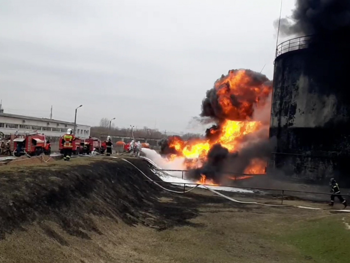 ФОТО: Оросын нефтийн агуулах руу Украины нисдэг тэрэг халдсан гэж буруутгав