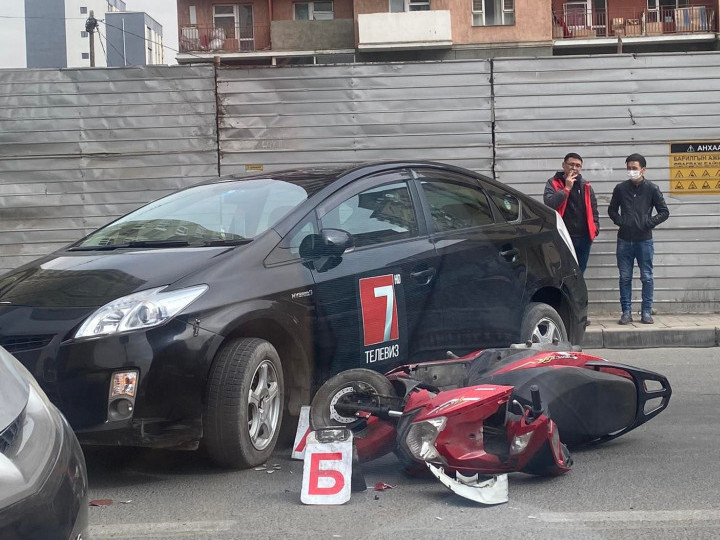 ФОТО: Автомашин, мотоциклтой мөргөлдсөн зам тээврийн ноцтой осол гарлаа