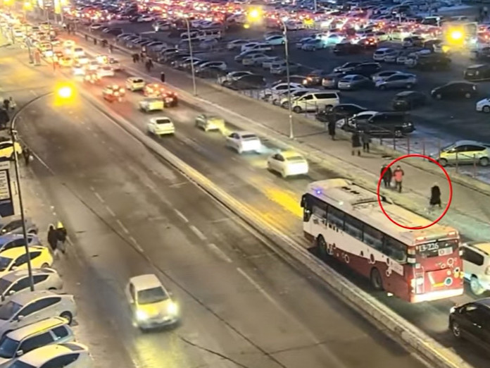 ВИДЕО: Явган зорчигч автобусанд мөргүүлсэн ослын гэрчийг хайж байна