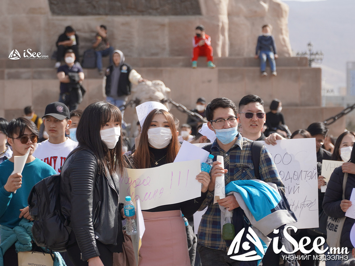 ФОТО: Залуус "Өөрсдөө хэмнэ" гэсэн лоозон барьж, тайван жагсаал хийж байна