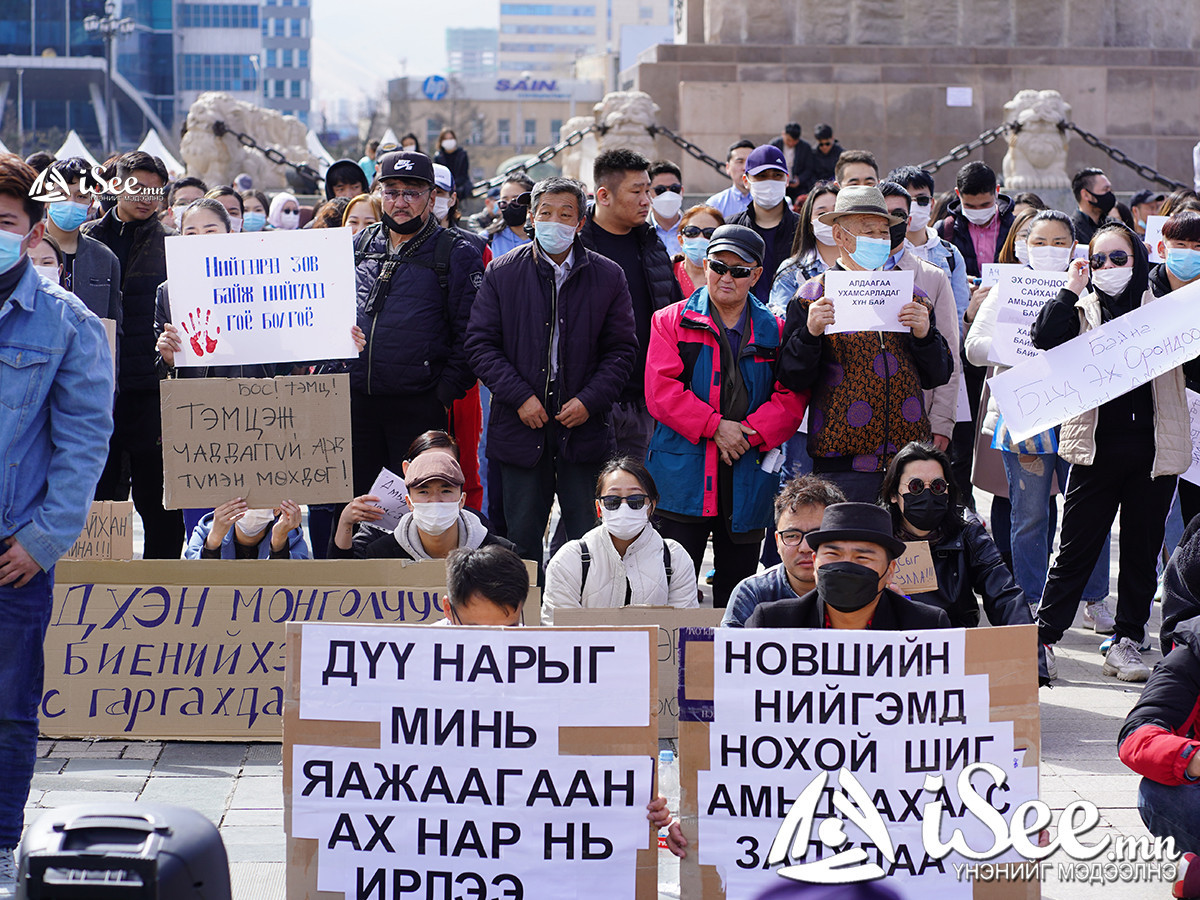 ВИДЕО: Төв талбай дээр залуус “саатуулагдсан иргэд”-ийг суллахыг шаардан дахин жагсаж байна