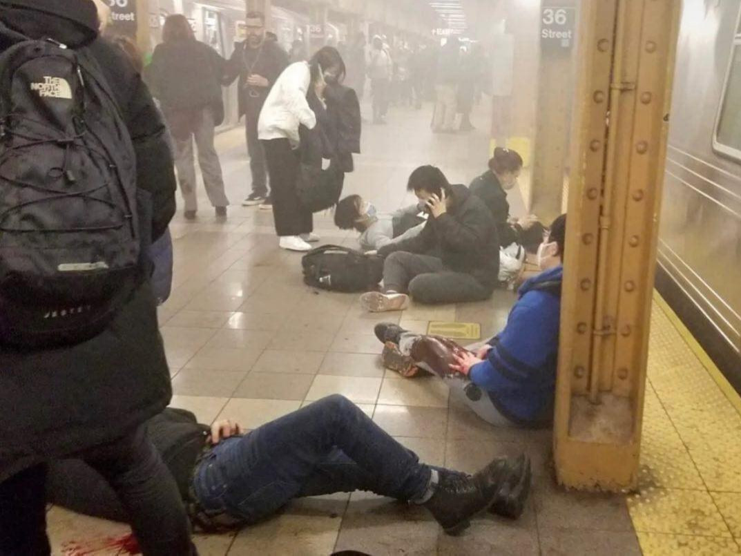 ШУУРХАЙ: Нью-Йоркийн "Бруклины метроны буудалд" энгийн иргэд буудуулж шархаджээ