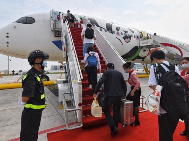 Хятадын "Хан үндэстэн"-ийг доромжилсон онгоцны нисгэгч Өвөрмонгол залууг ажлаас нь түдгэлзүүлж, шалгаж эхэлжээ 