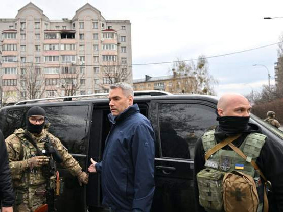 "Украинд хүмүүс нас барж байгаа цагт Оросын эсрэг хориг арга хэмжээг чангатгана" гэж Австрийн канцлер мэдэгджээ