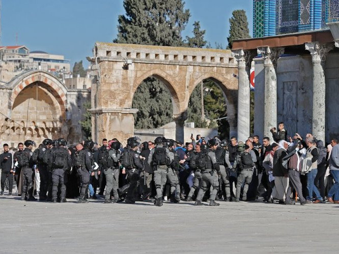 Израилийн цагдаа нар сүм рүү дайрч, 150 гаруй хүн шархаджээ