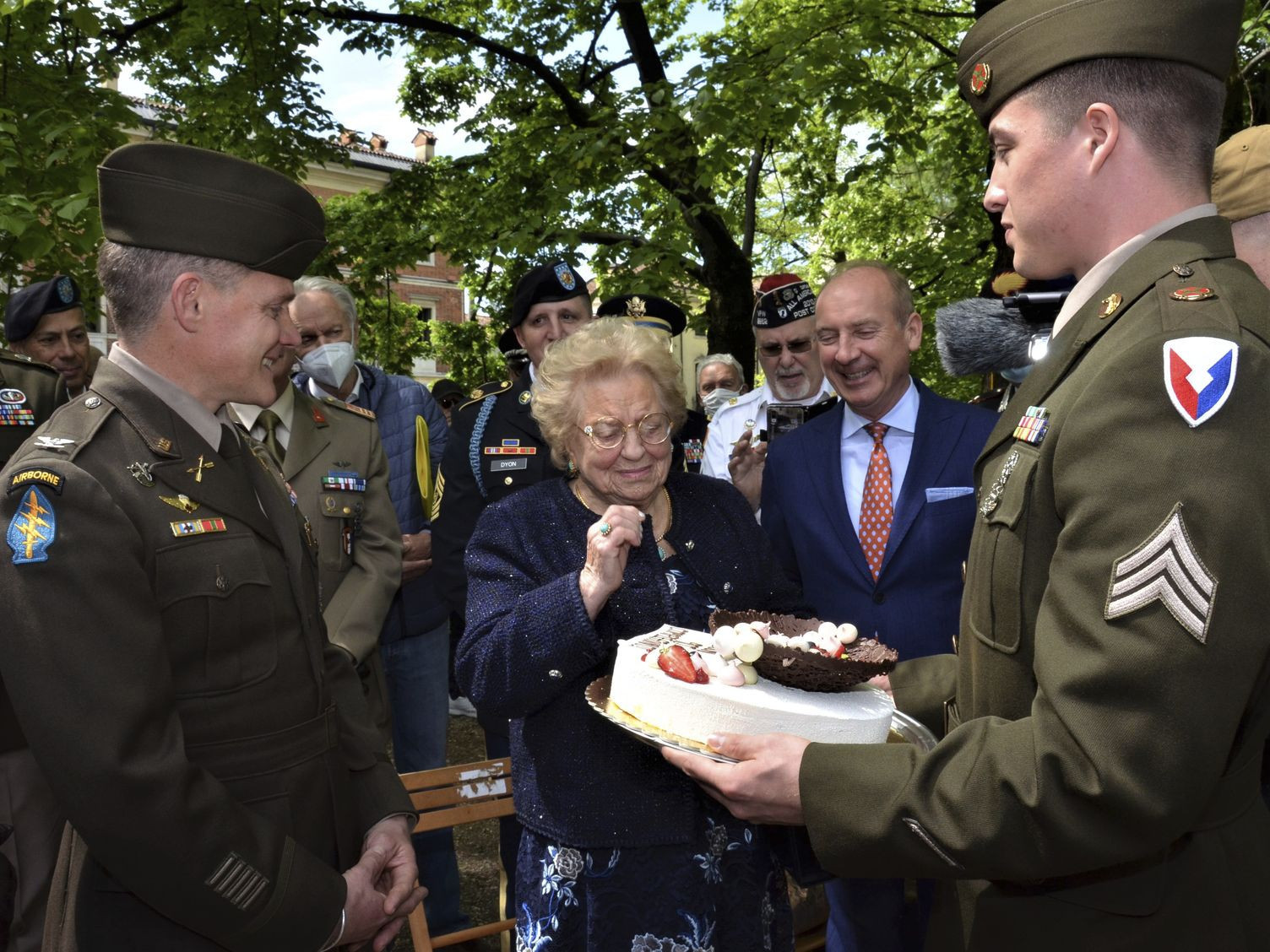 АНУ-ын цэргүүдэд 1945 онд төрсөн өдрийн бялуугаа булаалгаж байсан эмэгтэй 77 жилийн дараа буцаан авлаа 