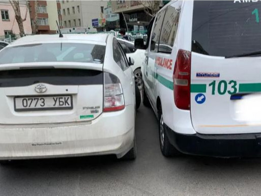 ВИДЕО: Яаралтай тусламжийн автомашины хаалга тагласан жолоочид Зөрчлийн хэрэг нээн, шалгаж байна