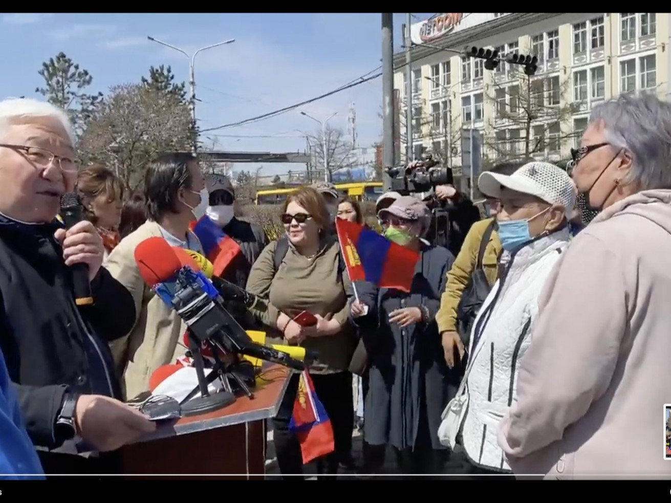 ВИДЕО: Э.Бат-Үүл дайныг эсэргүүцэж мэдээлэл хийх үеэр үл таних хүмүүс телевизийн камеруудыг хааж зогсжээ