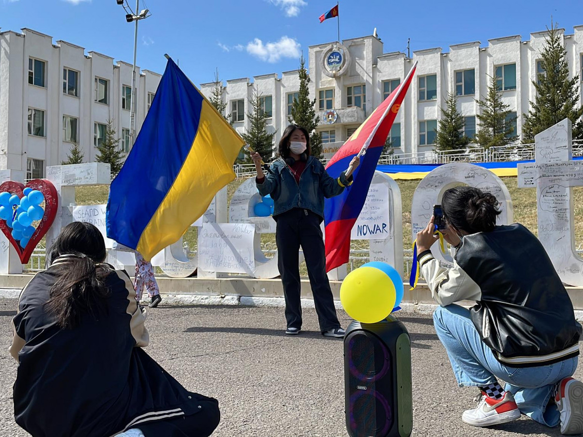 Дайныг эсэргүүцсэн зарим иргэд Эрдэнэт хотод очиж "No War"тайван жагсаал хийжээ