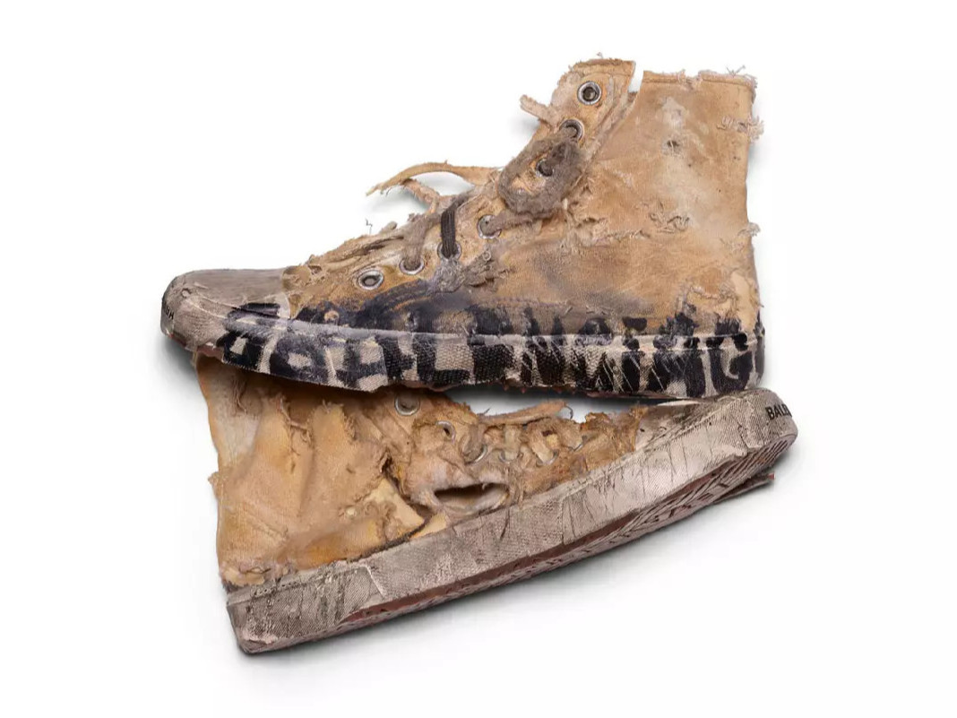 Balenciaga брэндийн 1850 ам.долларын үнэтэй шинэ загвар "DISTRESSED PARIS SNEAKER" 