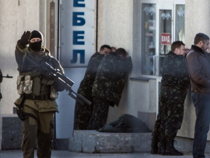 Оросын цэргүүд украин эрчүүдийг баривчилж, үл мэдэгдэх газар руу авч явсан талаар “Интерфакс” агентлаг мэдээлжээ