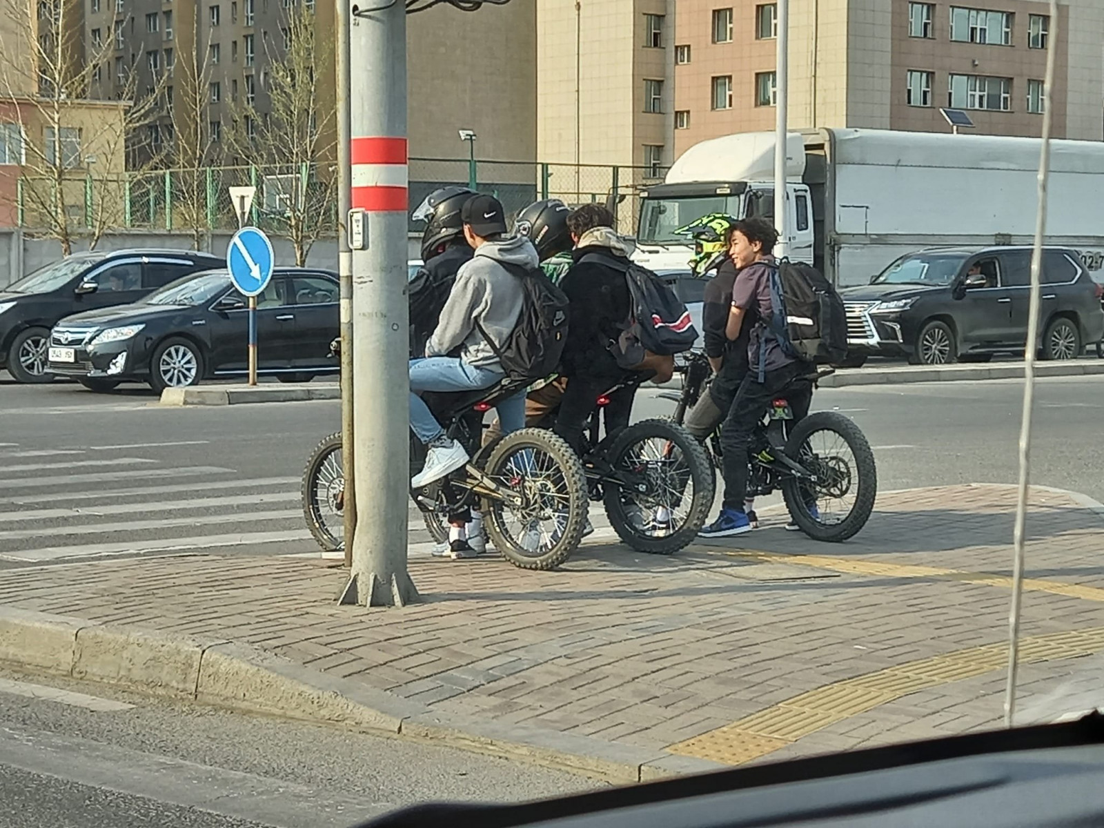 “Цахилгаан мотоцикл”-той автозамын хөдөлгөөнд оролцож буй хүүхдүүдийг цагдаа зогсоож, зөвлөмж өгч байна