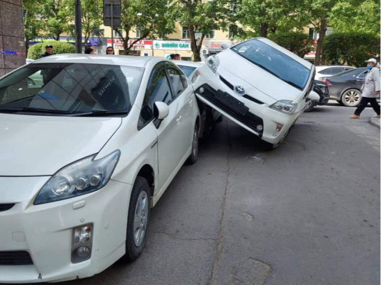 ТЦА:  Эргэхдээ хоёр автомашины дээгүүр гарсан ослын шалтгааныг тодруулахаар ажиллаж байна