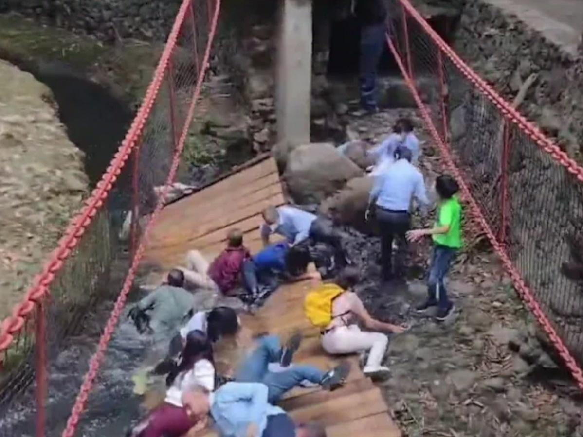 ВИДЕО: Шинэ гүүр нээлтийнхээ үеэр нурж, дээр нь явж байсан хотын дарга, ажилчдынхаа хамт шуудуу руу унажээ