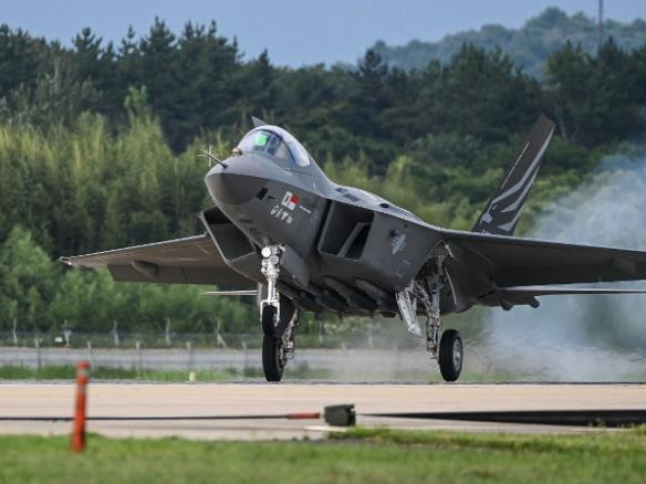 ВИДЕО: Өмнөд Солонгос улс дуунаас хурдан сөнөөгч онгоц үйлдвэрлэж, амжилттай туршжээ