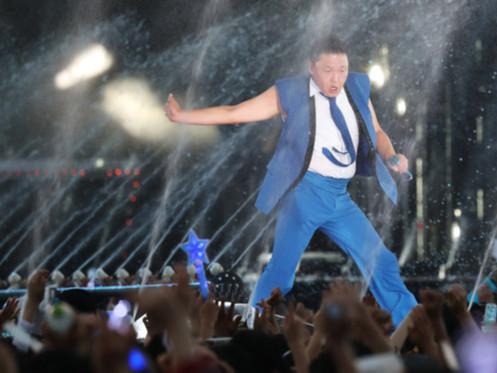 ШУУРХАЙ: Монгол залуу PSY-ийн “Усан шоу”-наас болж, халтирч унасан байж болзошгүй байна гэжээ