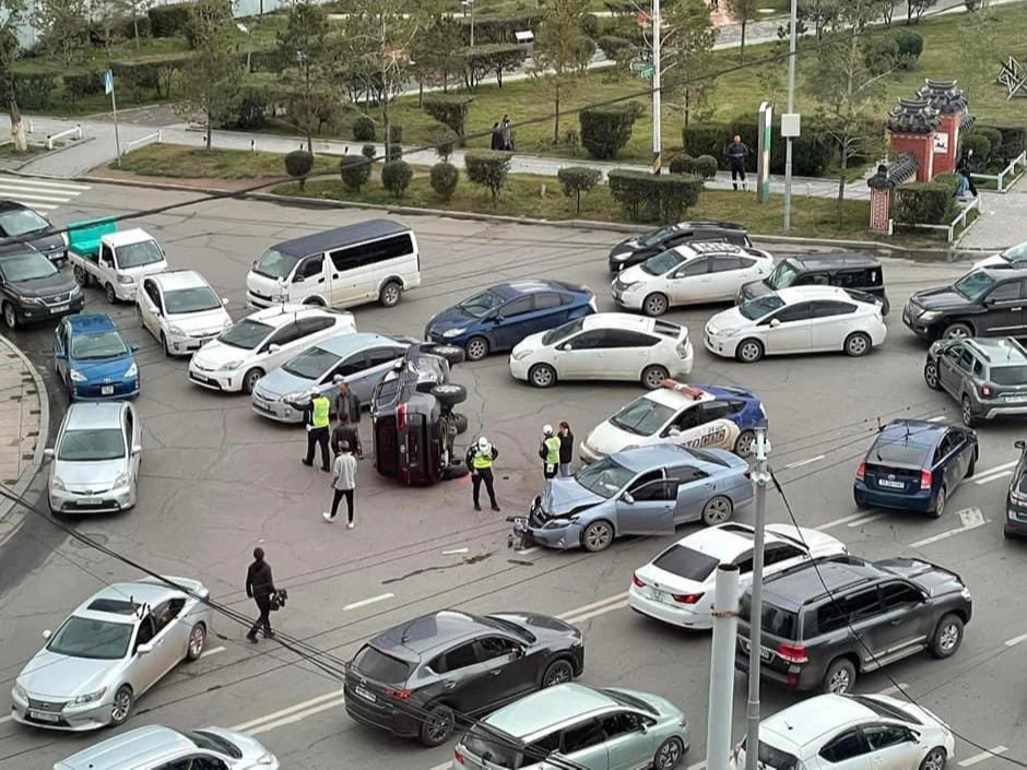 ФОТО: Төв шуудангаас Энхтайваны гүүр рүү чиглэх автозам дээр ноцтой осол гарчээ