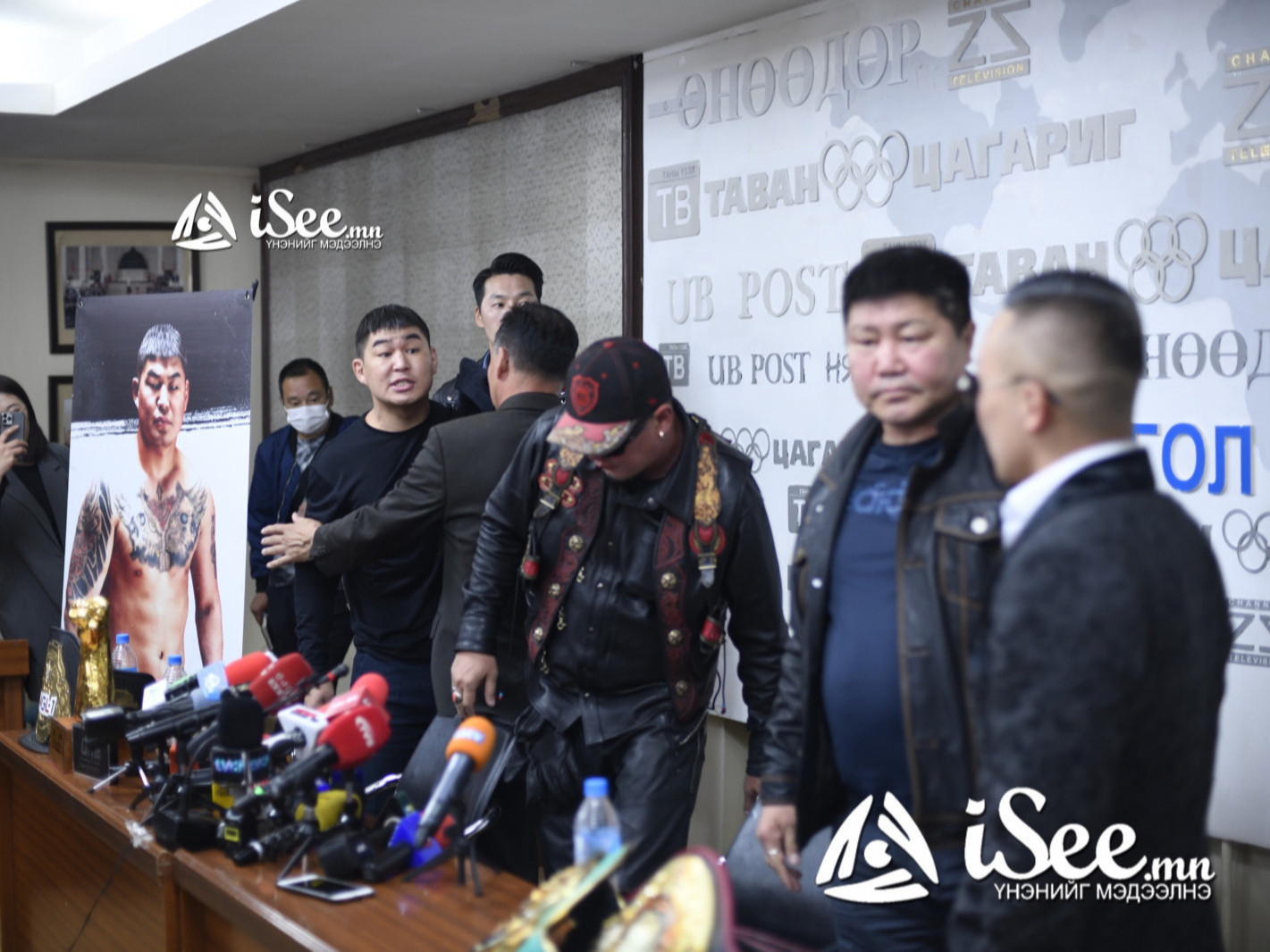 ШУУД: Э.Цэндбаатар, Холимог тулаанч З.Шинэчагтга нар Бөхийн өргөөнд жингээ үзэж байна