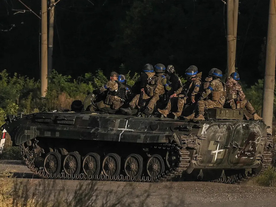 "Оросын цэргүүд зугтаж байна" гэж Украины хуурай замын цэргийн командлалаас мэдээлжээ