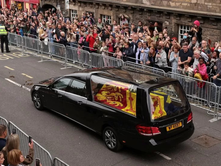 ВИДЕО: Их Британийн хатан хаан II Элизабет шарилыг тээсэн цуваа Эдинбургт хүргэх үед олон зуун хүн хүндэтгэл үзүүлж жагсав