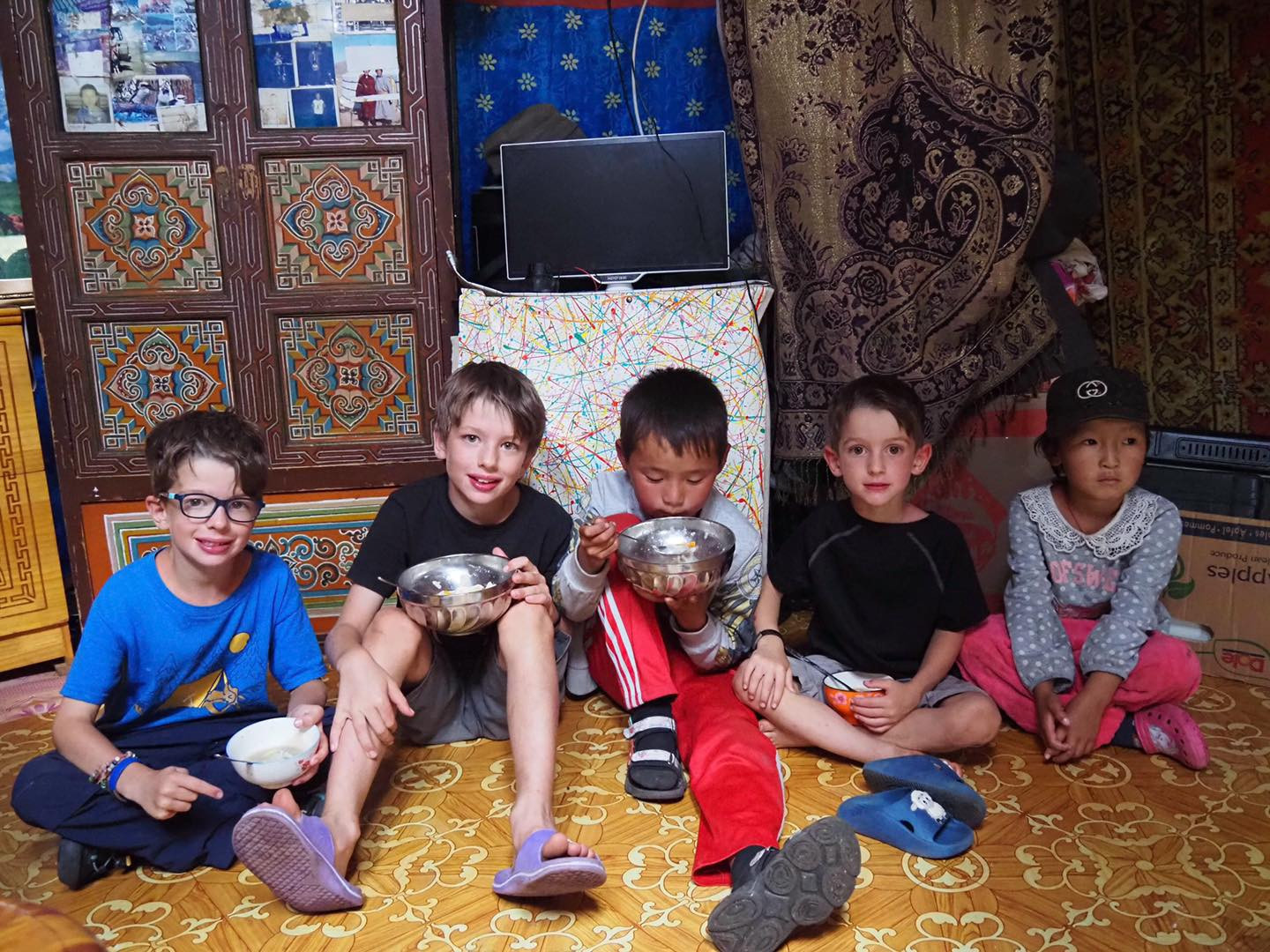 ФОТО: Хараагүй болох удамшлын өвчтэй хүүхдүүдээ дэлхийгээр аялуулж буй Канад гэр бүл Монголд иржээ