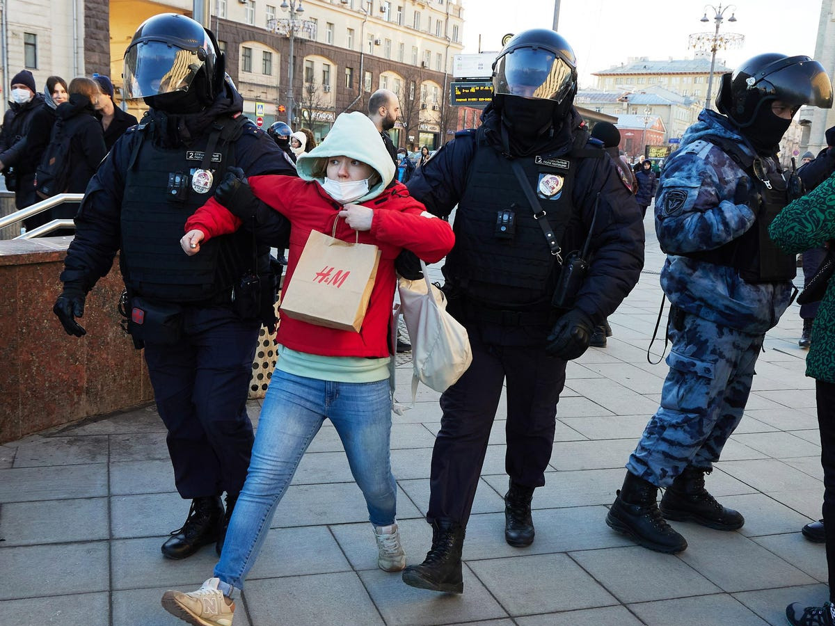 Оросын иргэд дарангуйлалгүй орнууд болох Турк, Финлянд, Гүрж, Казахстан, Монголыг зорьж байна гэж гадны хэвлэлд онцолжээ 