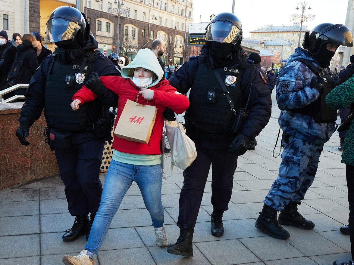 ОХУ-д байгаа монгол иргэдийг тус улсад болж буй жагсаалд оролцохгүй байхын ЭСЯ-наас анхааруулжээ