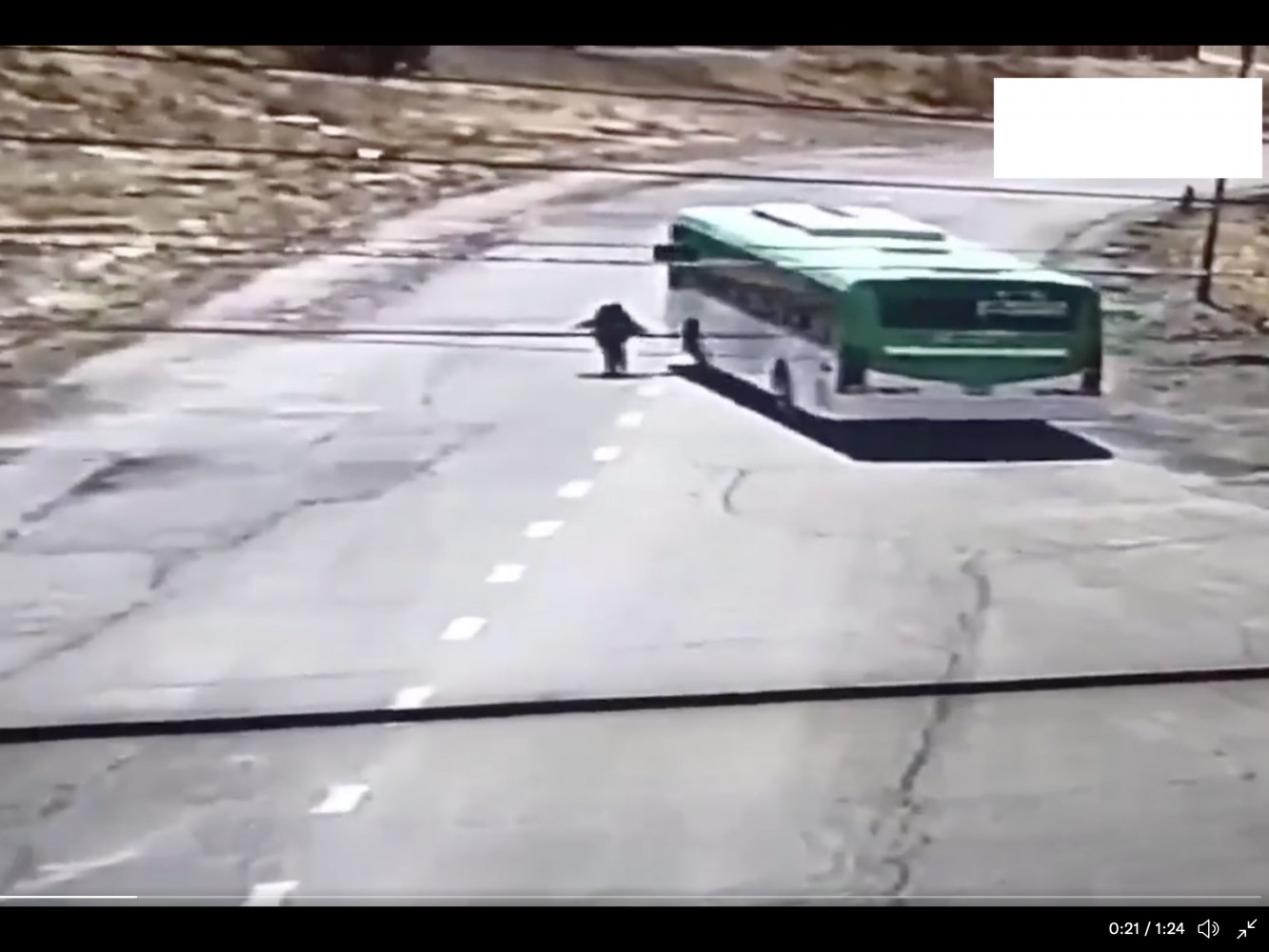 ВИДЕО: Толиндоо хараагүйн улмаас автобусны араас гүйж байсан хүүхэд унаж, гараа хугалсан гэв