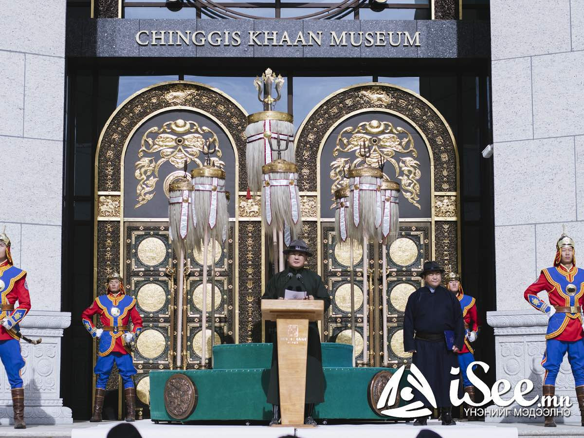 Өвөрмонголчууд "Чингис хаан" музейн хаягийг "Босоо монгол бичгээр" бичээгүйг гайхаж, ӨМӨЗО-ны хэвлэлүүд энэ талаар онцолжээ