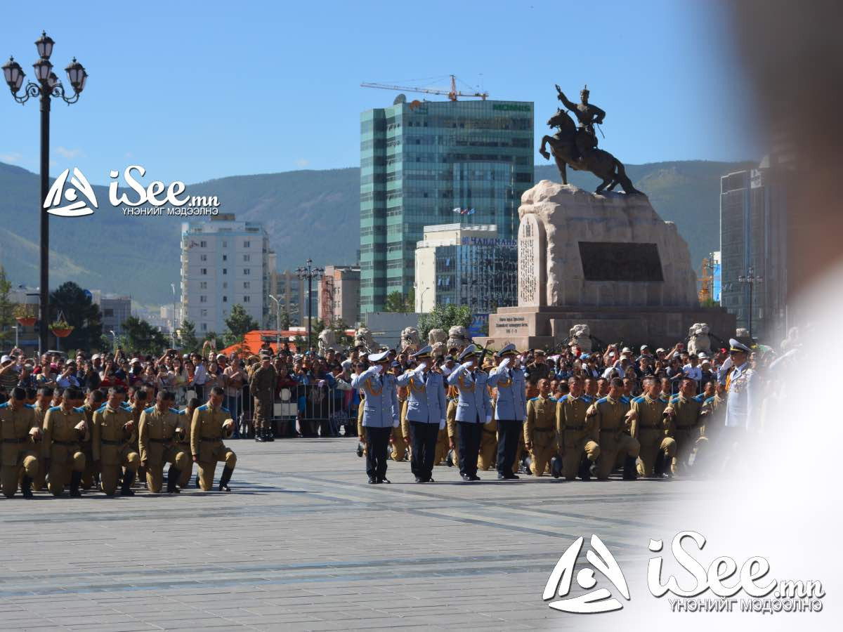 ШУУРХАЙ: Цэрэгт татагдсан залуусыг тээвэрлэж явсан автомашин осолдож, зургаан хүн гэмтжээ